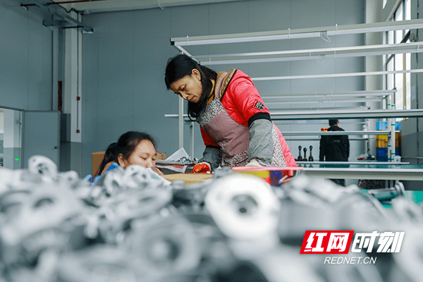 新田县|新春走基层丨湖南新田:精密配件生产步入“快车道”