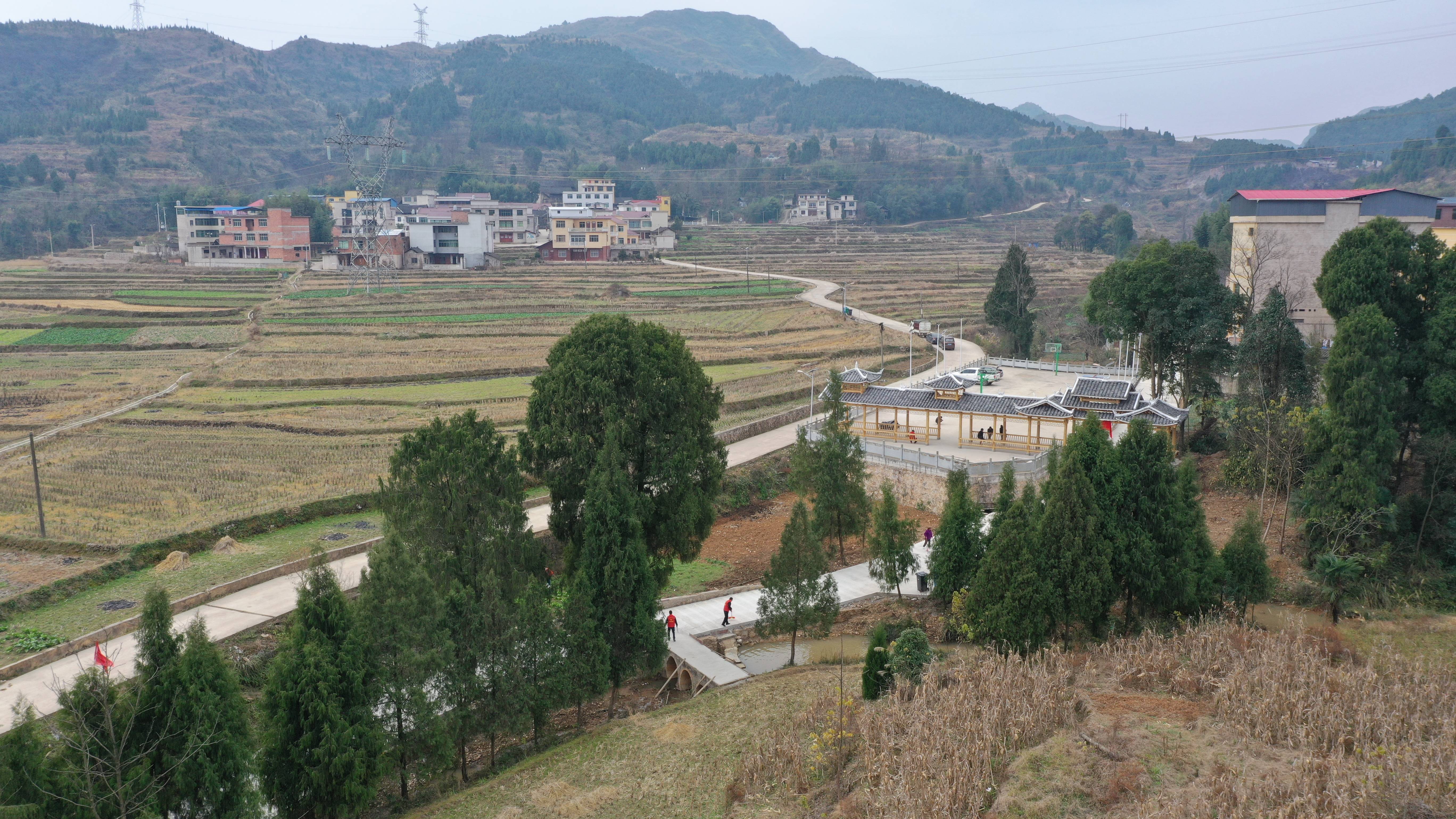 走进岑巩县天星乡力元村甘溪沟组,映入眼帘的是依山傍水的村庄,坐落有