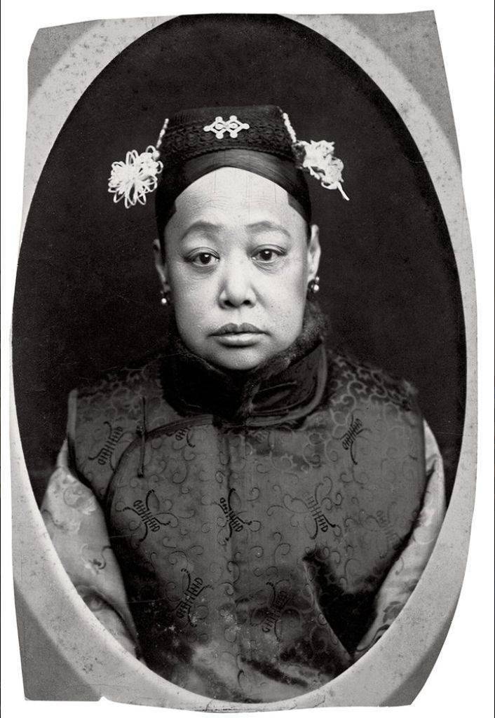 瑾妃像1913年2月 隆裕太后国民哀悼会照片中为隆裕太后出殡时的纸人及