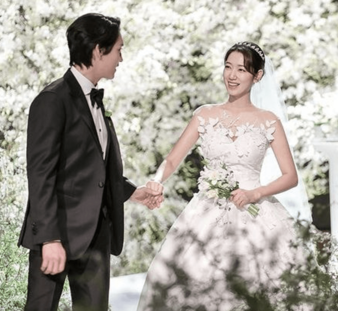 朴信惠深夜分享高清婚纱照被崔泰俊宠溺摸头笑容甜美幸福洋溢