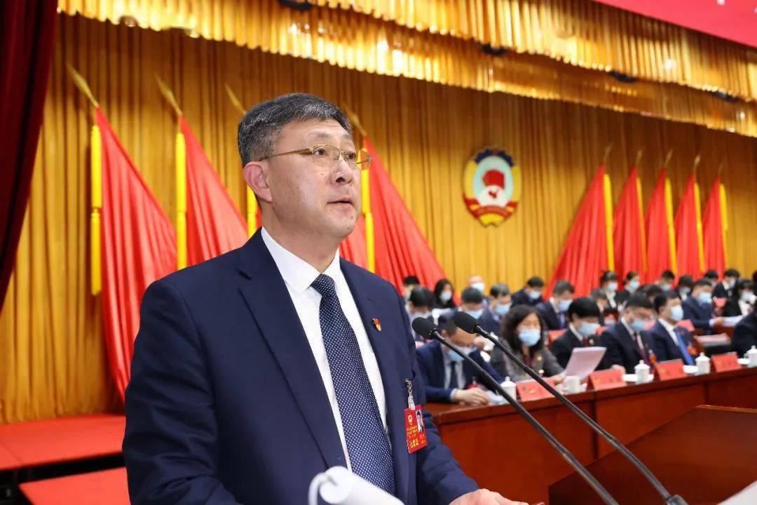 周学军受政协龙口市第十四届委员会常务委员会委托,向大会作提案工作