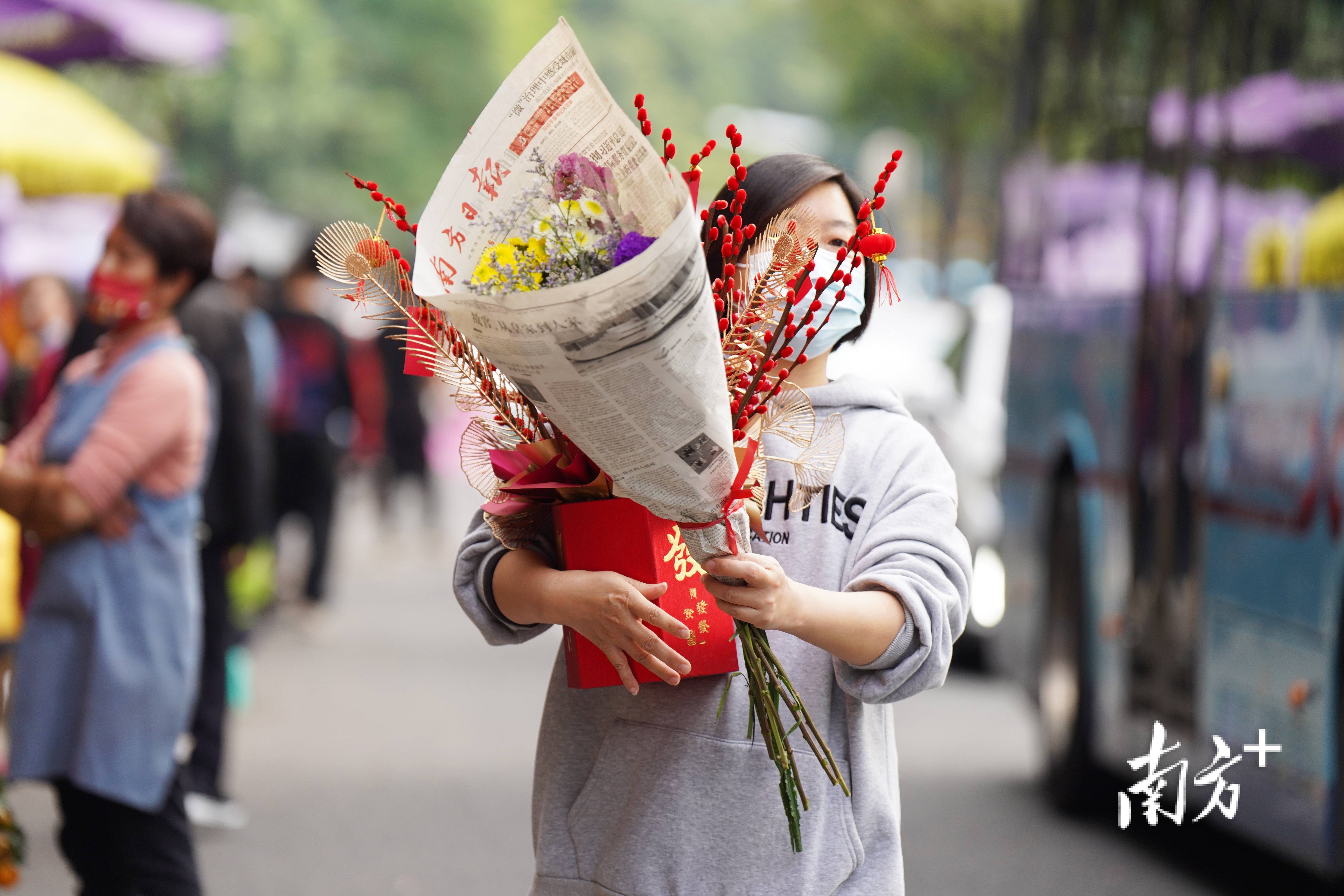 多图春节临近东莞市民逛花街采购忙