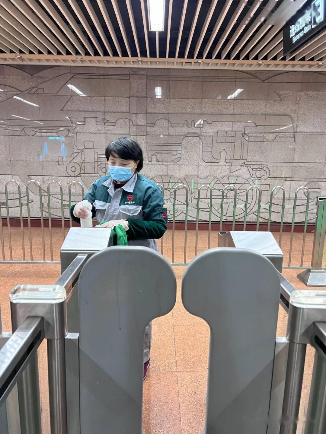 春运上海地铁志愿者为乘客出行保驾护航