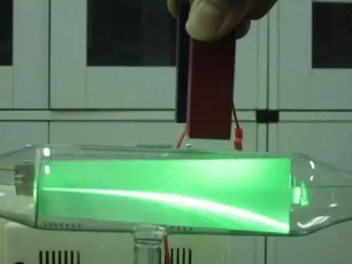 电子束在磁场中偏折电子的发现者汤姆森还因为这项成果获得了诺贝尔