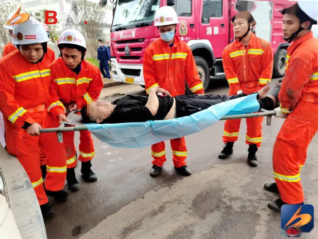 博白龙潭发生一起车祸,大车司机被困车内._救援_事故_进行