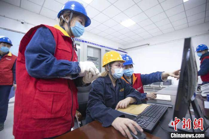 春节保电齐上阵 无人机巡航3分钟搞定4个小时脚程