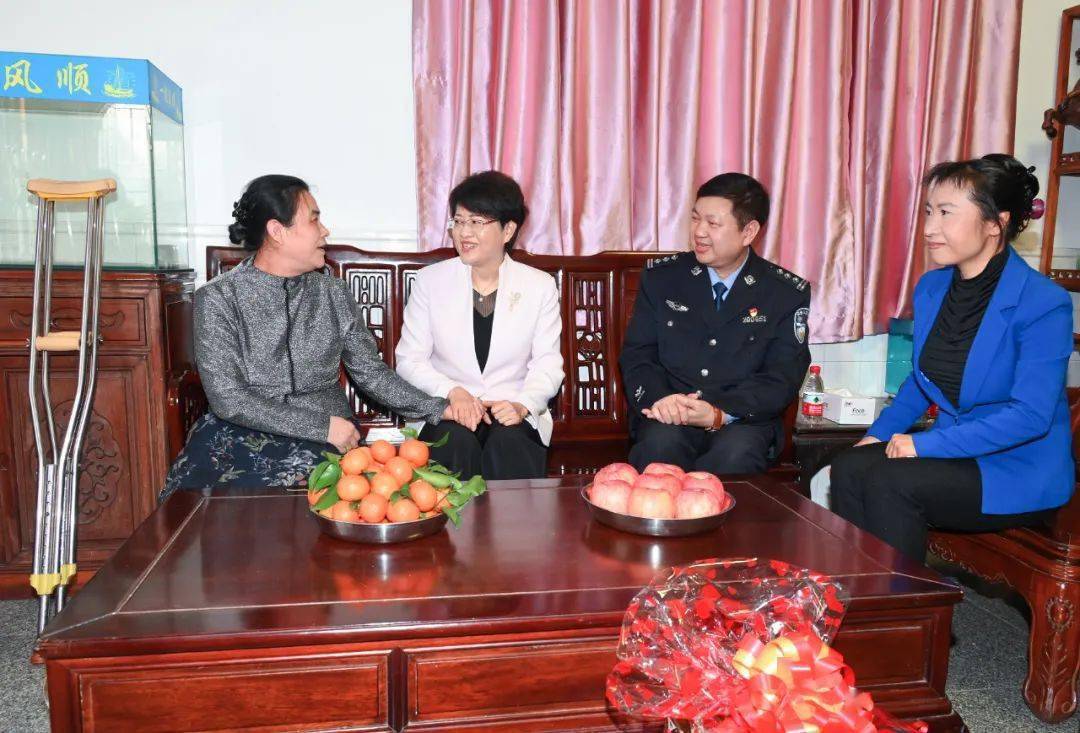 用榜样力量激励全市人民建功新时代!冯玲走访慰问阳江道德模范
