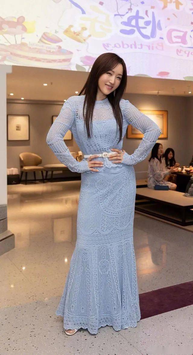杨钰莹50岁还不见老穿粉色收腰裙再化个妆跟杨丞琳像同龄人