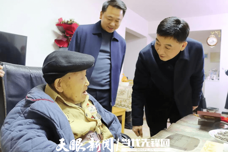 1月25日,县委书记罗洪祥深入离退休干部徐斯瑶,曹建福同志家中进行