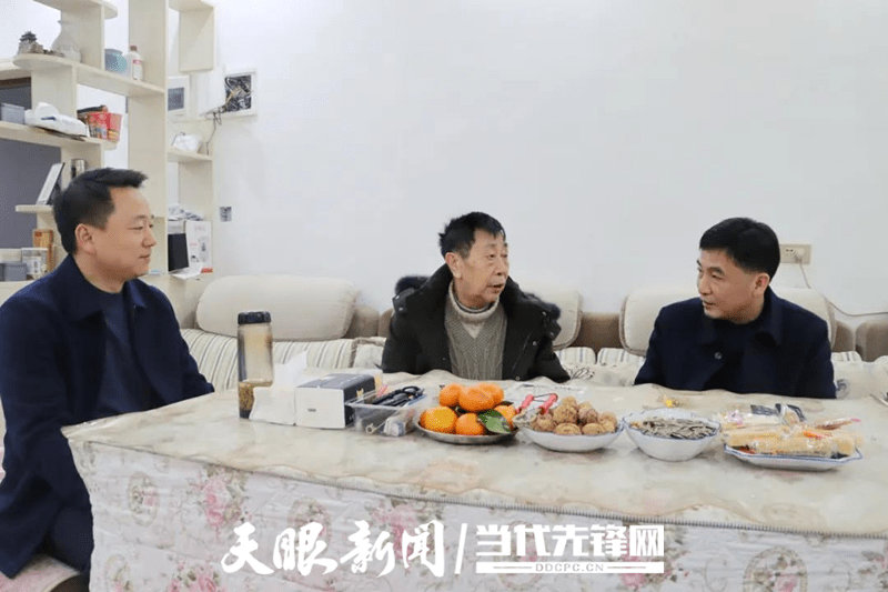 1月25日,县委书记罗洪祥深入离退休干部徐斯瑶,曹建福同志家中进行