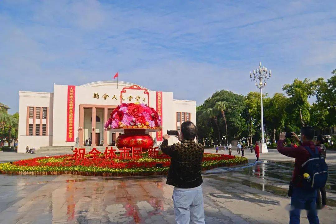 启明里广场上,巨大的东艺宫灯增添了喜庆;江门东站广场,漂亮的年花