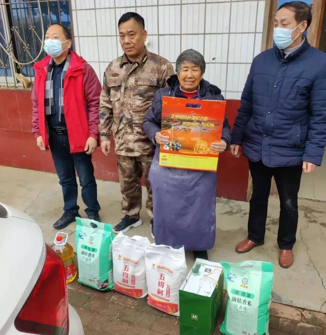 罗山县竹竿镇开展春节前走访慰问现役军人家属活动