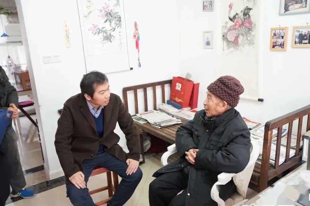 1月25日,街道党工委副书记郑哲带队走访了离退休老干部王玉瑞,给老