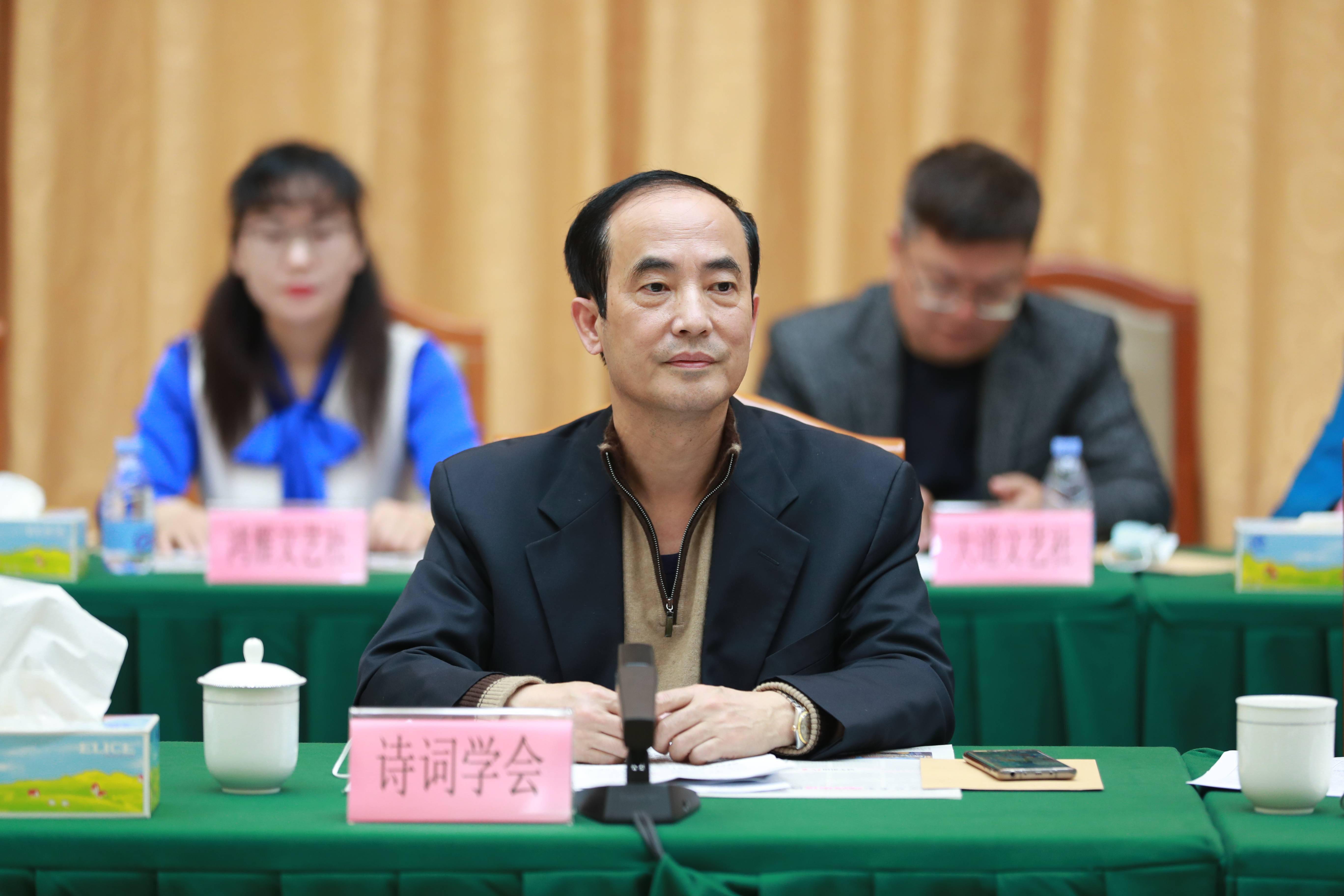 最后,宝安区委常委,宣传部部长周学良代表区委向受到表彰的优秀及先进