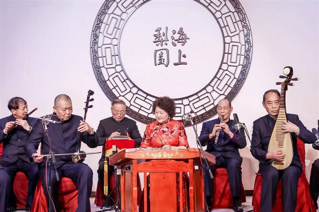 舞曲《花好月圆《快乐的纺织工》以及《老六板金蛇狂舞》等曲目