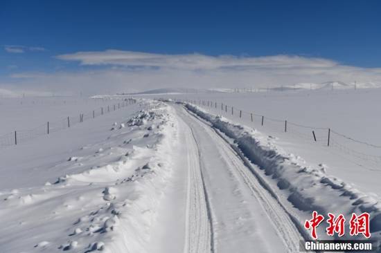 山峰|西藏纳木错湖迎降雪 远山连绵酷似奶油冰激凌