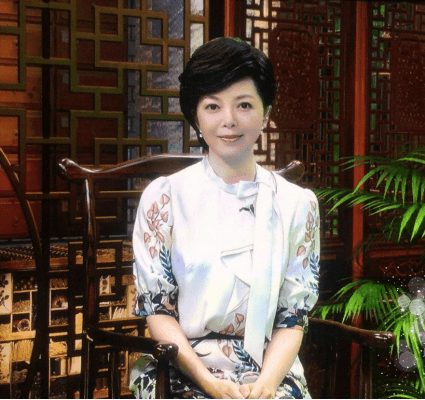 汪涵前女友还挺惊艳的,都50多岁了穿上裙装优雅知性,气质没咋变