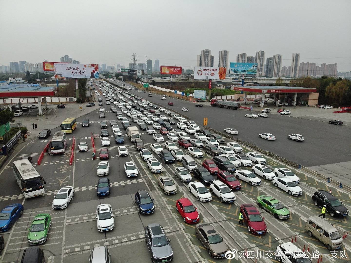 最新路况成都周边高速公路总流量突破120万辆以离蓉方向车流为主