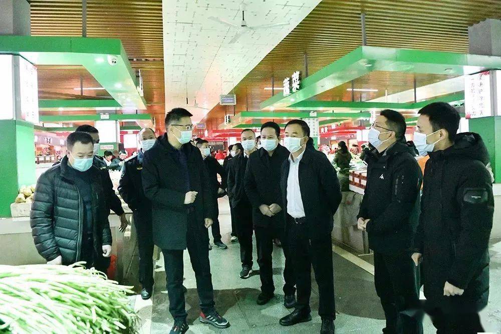 县委书记余业伟深入农贸市场检查