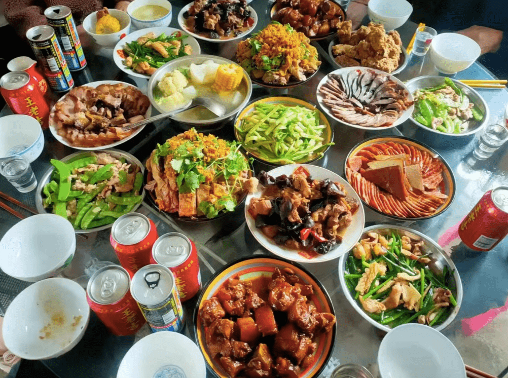 差距还挺大,一家比一家丰盛,最后一家让人心酸_网友_桌子_道菜