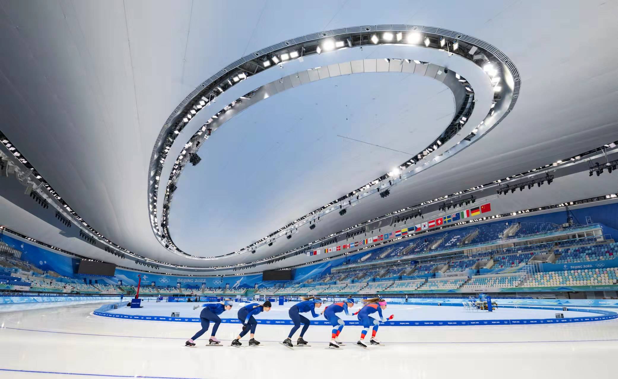 中国|新闻8点见丨中国健儿备战冬奥会 进入赛前适应场地训练