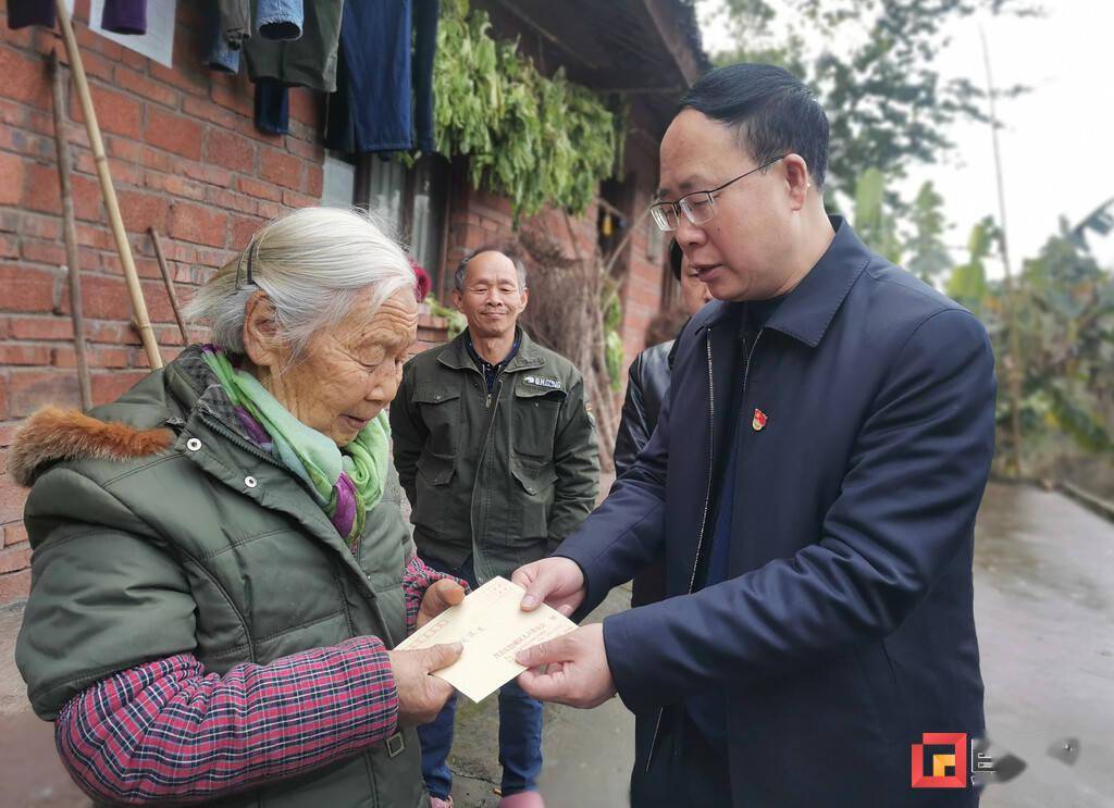 在联络镇高滩村,杨兵走访慰问了参战老兵,老党员和困难群众,亲切关怀