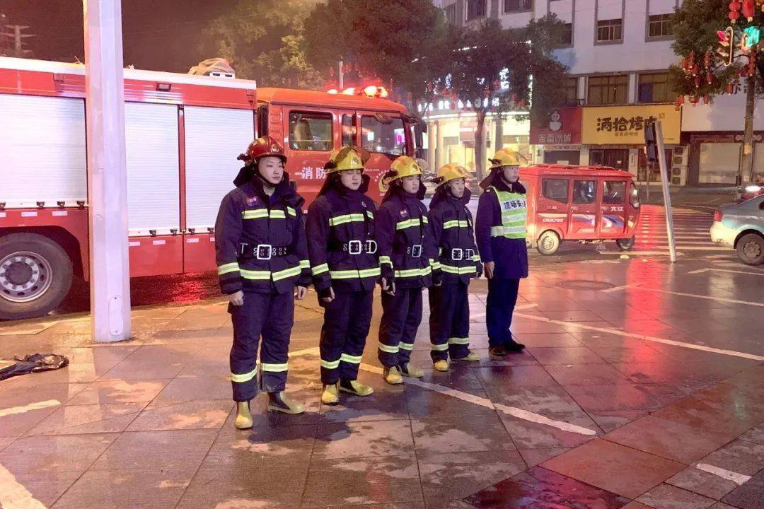 岳阳县荣新路消防救援站值守在富安广场.