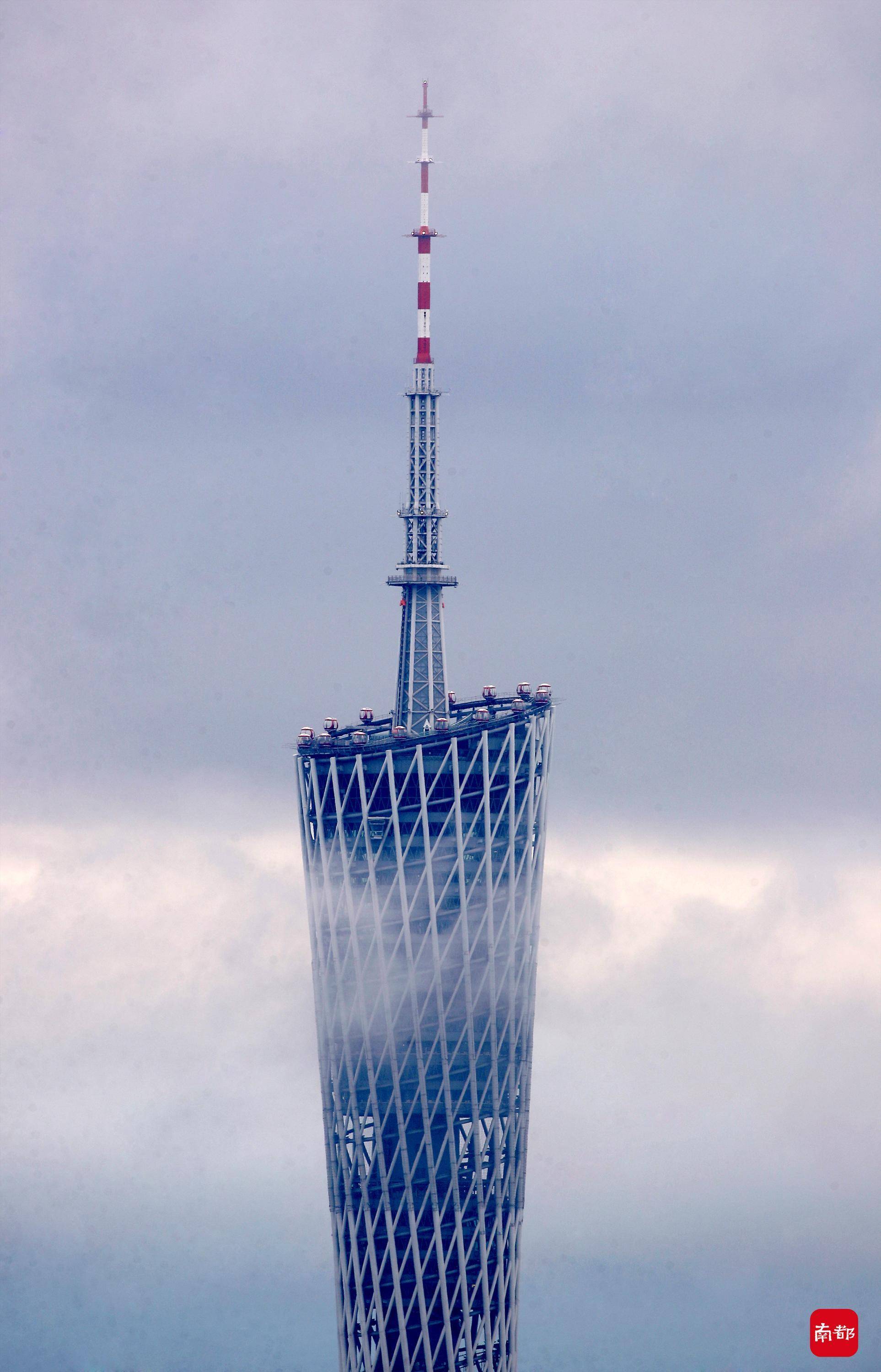 云雾中的广州塔.