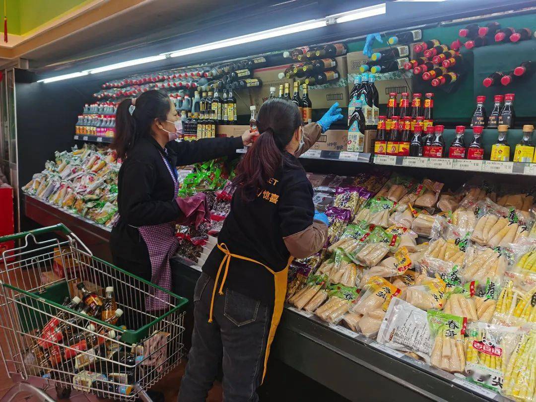 新春走基层超市理货员让市民菜篮子更充实