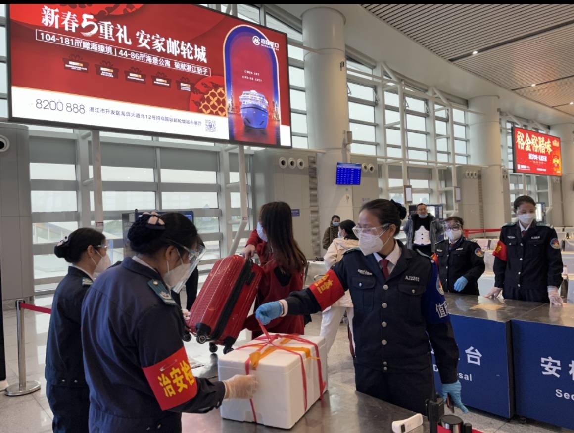 证,人进行二次核验,测温(目的地为北京的旅客查验"48小时核酸检测"和"