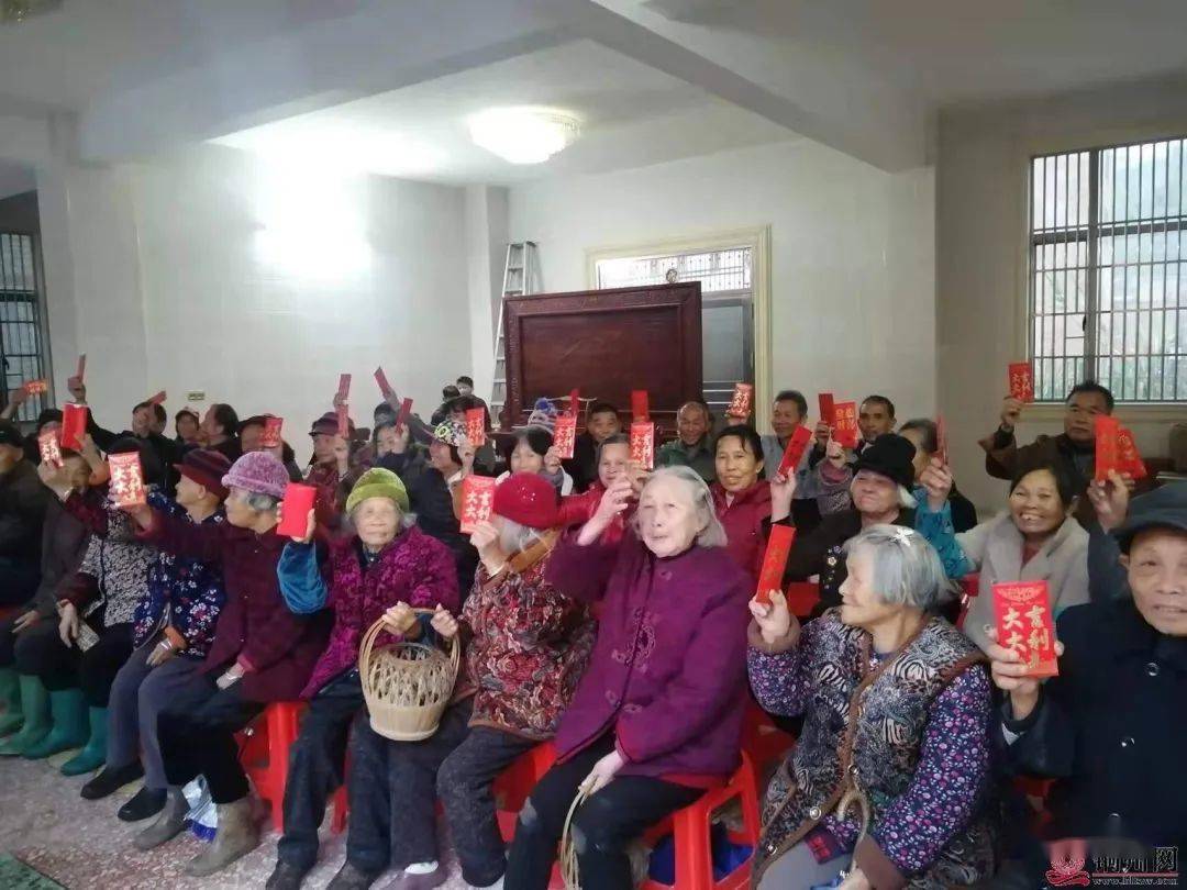 辞旧迎新,乡贤李运荣为老人,孩童送上"大红包"_北流_董事长_家乡