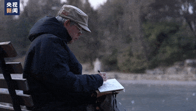 网友金银纪念币上的“抱福虎”出圈，背后细节揭秘了