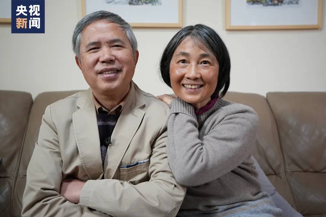 网友金银纪念币上的“抱福虎”出圈，背后细节揭秘了