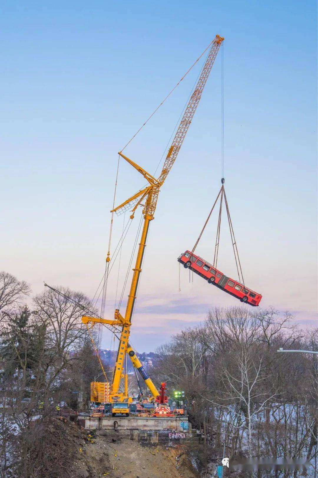 危难时刻显身手,利勃海尔 ltm1350 助力匹茨堡大桥坍塌现场救援工作