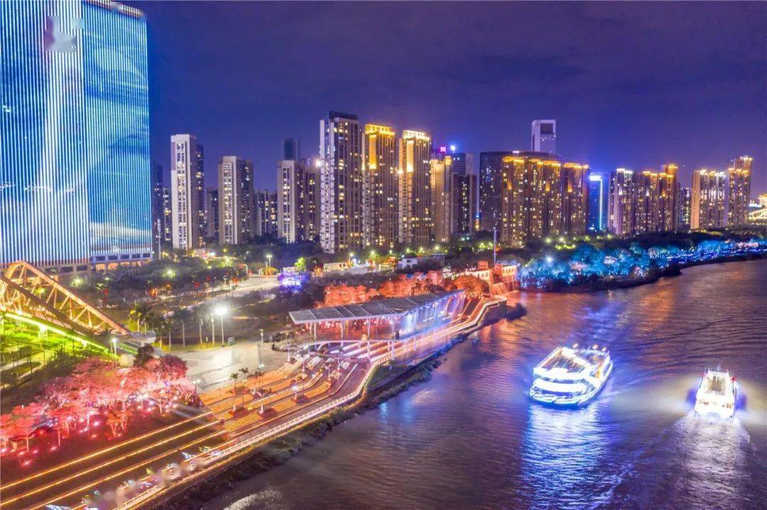 位于佛山新城的龙舟广场,被炫丽的灯光点缀,配合