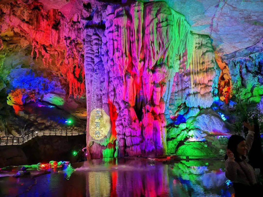 赏桃花啦一年一度连州桃花节￥399起探索神秘瑰丽地下河畅游湟川三峡