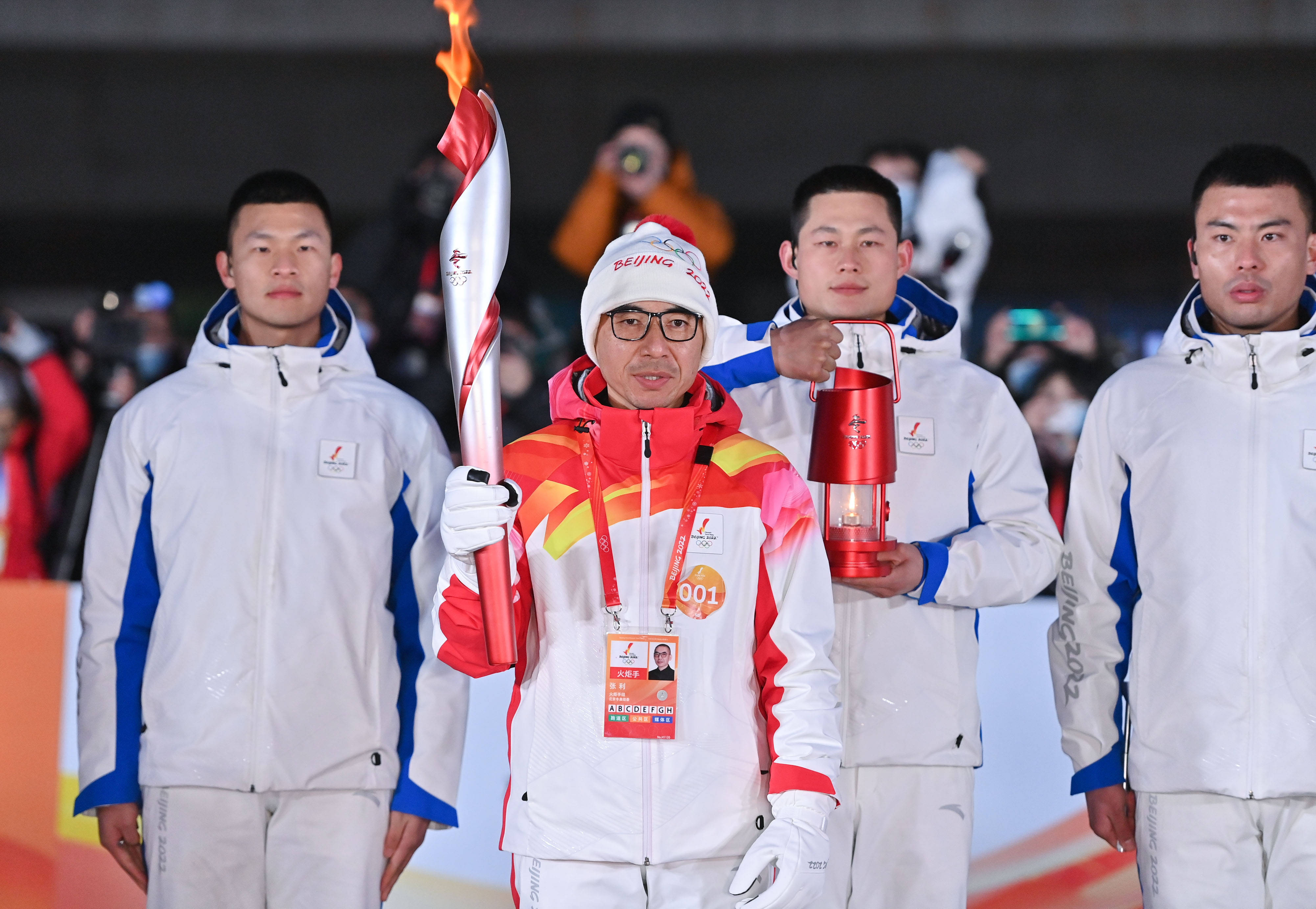 北京冬奥会火炬在首钢园传递