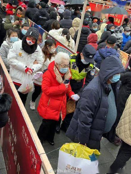 豫园|独行老人想上桥游览九曲桥，民警暖心护送