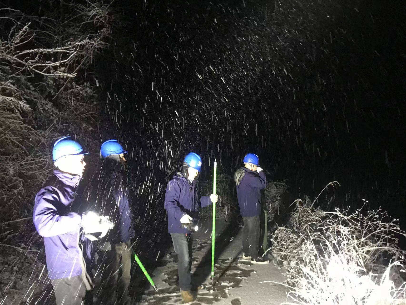 南方電網織金供電局雙管齊下抗冰雪保供電