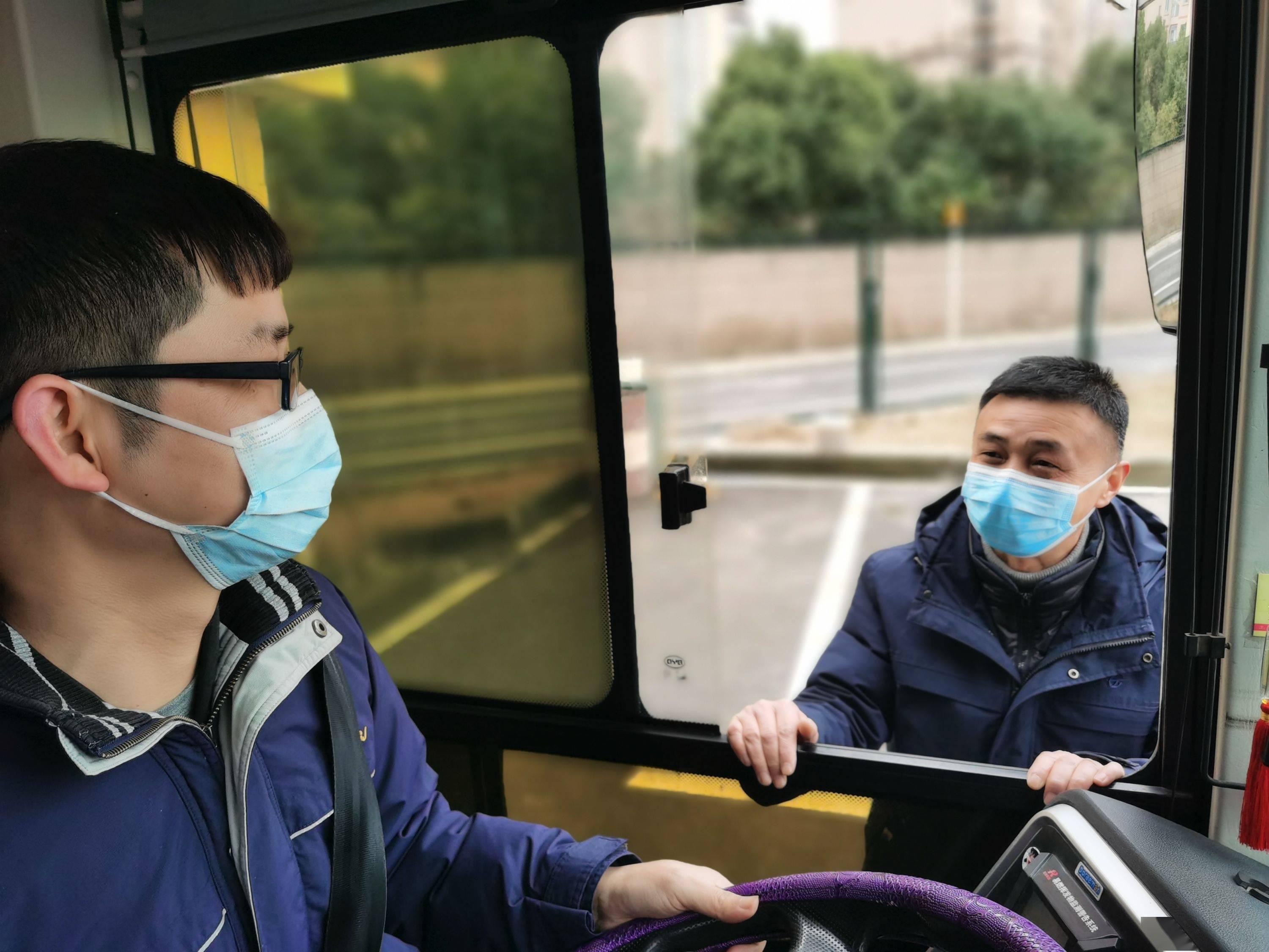 武汉公交勤务兵专为春节司机做好服务