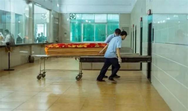 火葬场搬尸工:即使搬运高层住户,也要走楼梯,全程不敢停歇_服务_殡仪