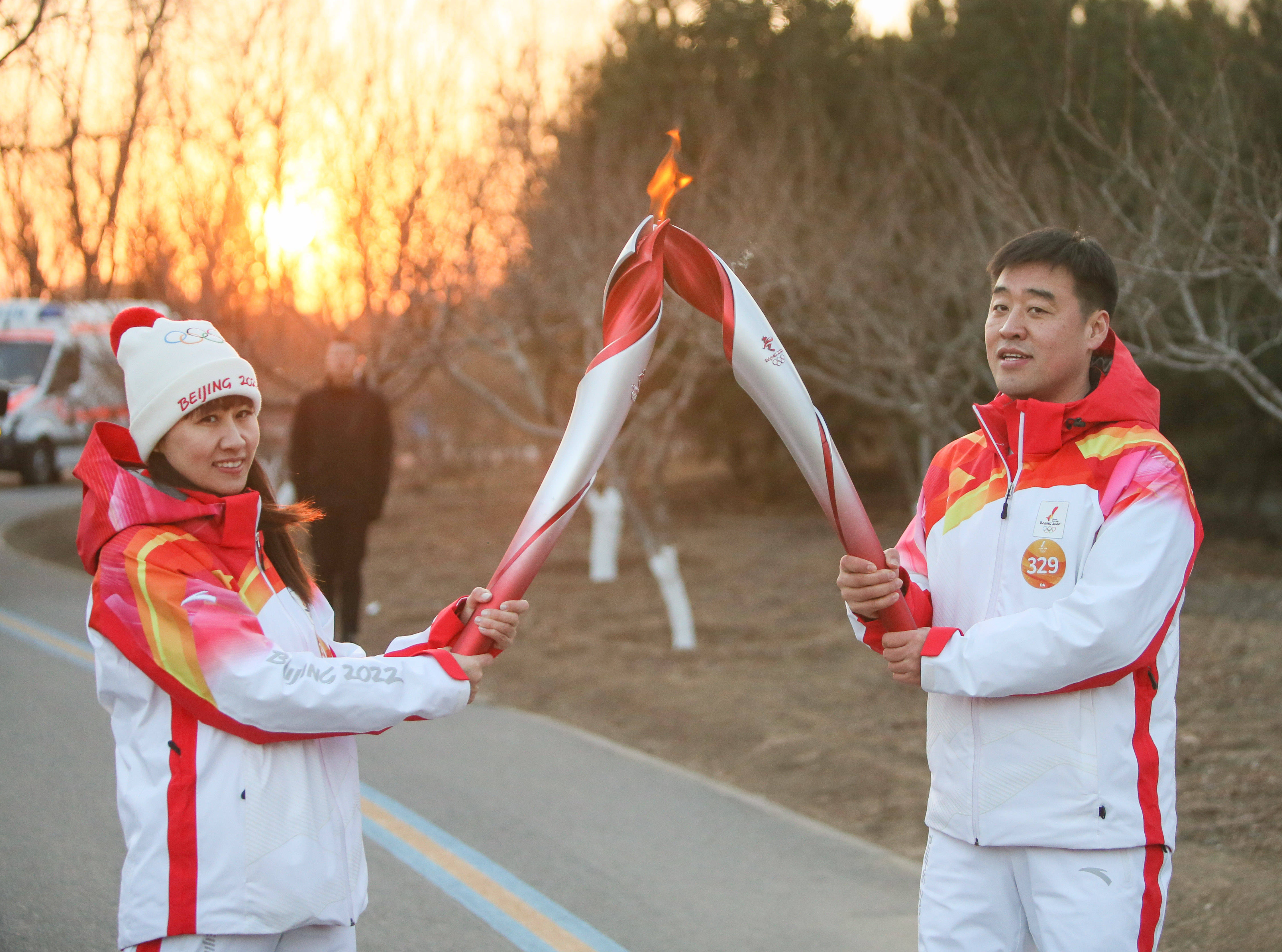 北京冬奥会火炬在冬奥公园传递