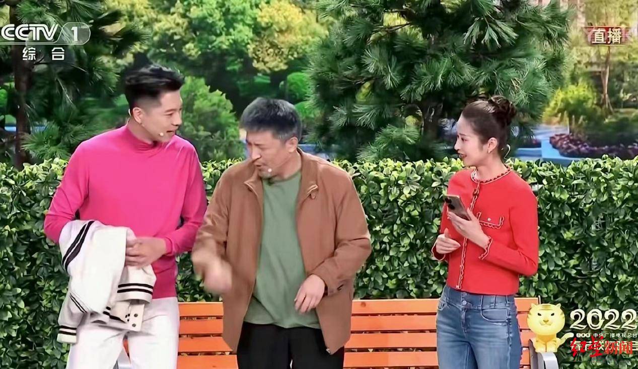 从BP机到折叠屏手机 春晚上演“手机进化史”