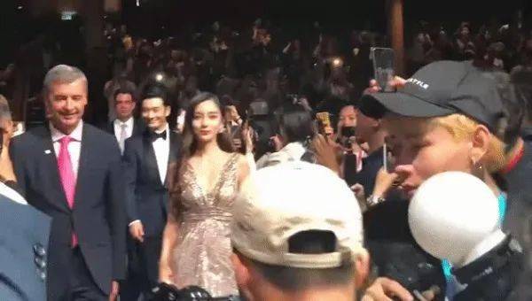 白雪饰演县委书记杨桂的是观众们的老熟人于震