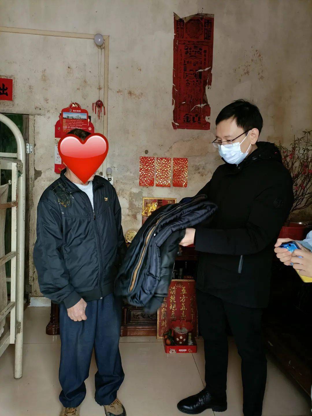 李家豪一行与罗伯亲切交谈,在送上春节祝福的同时,更加关心民政服务