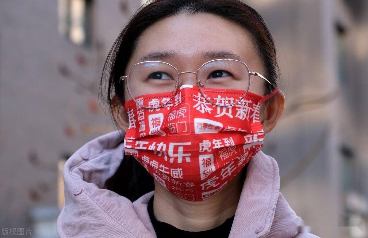 沈阳春节个性元素口罩流行