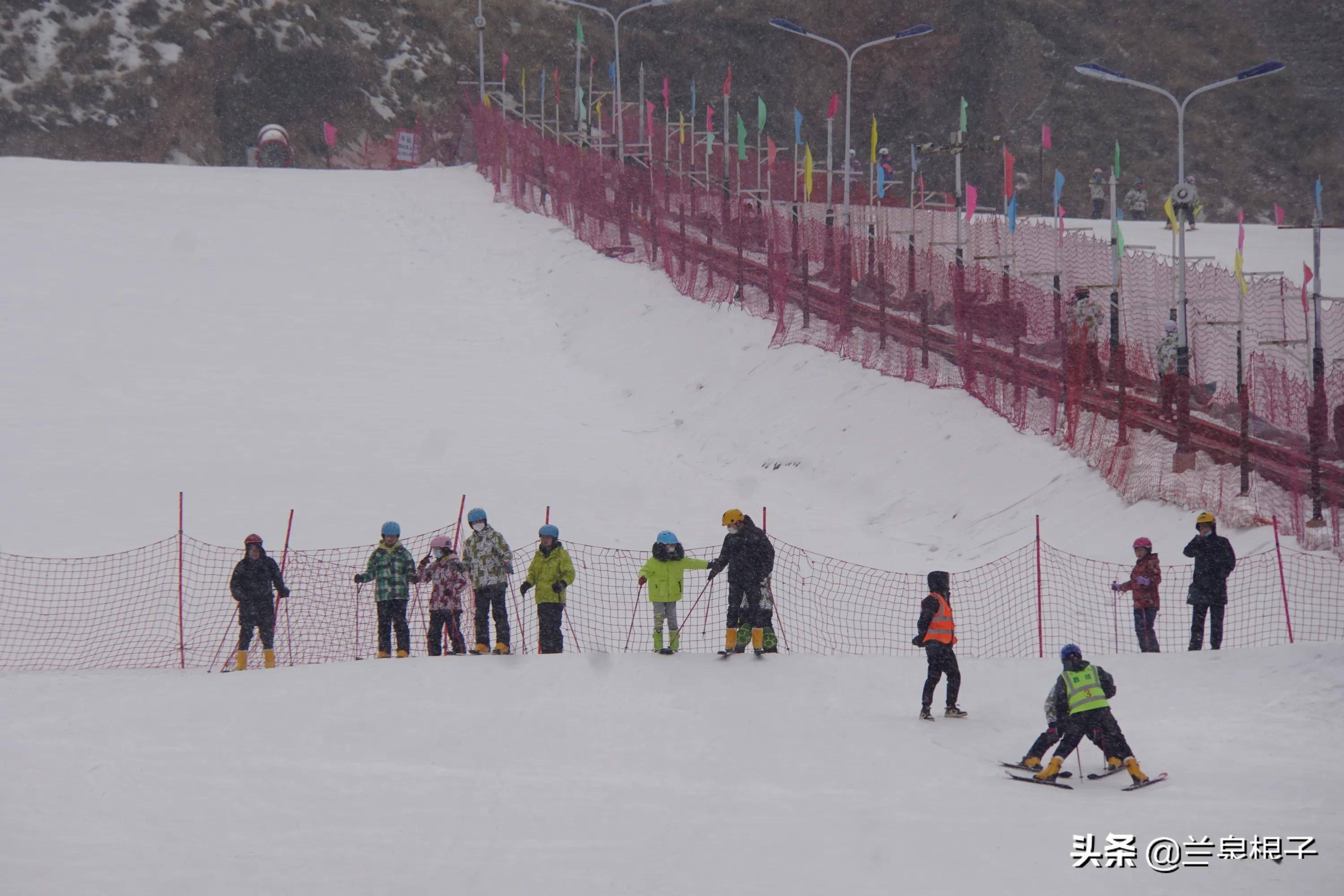 走进兰州银山七彩谷感受滑雪乐趣_天气_阿干镇_滑姿