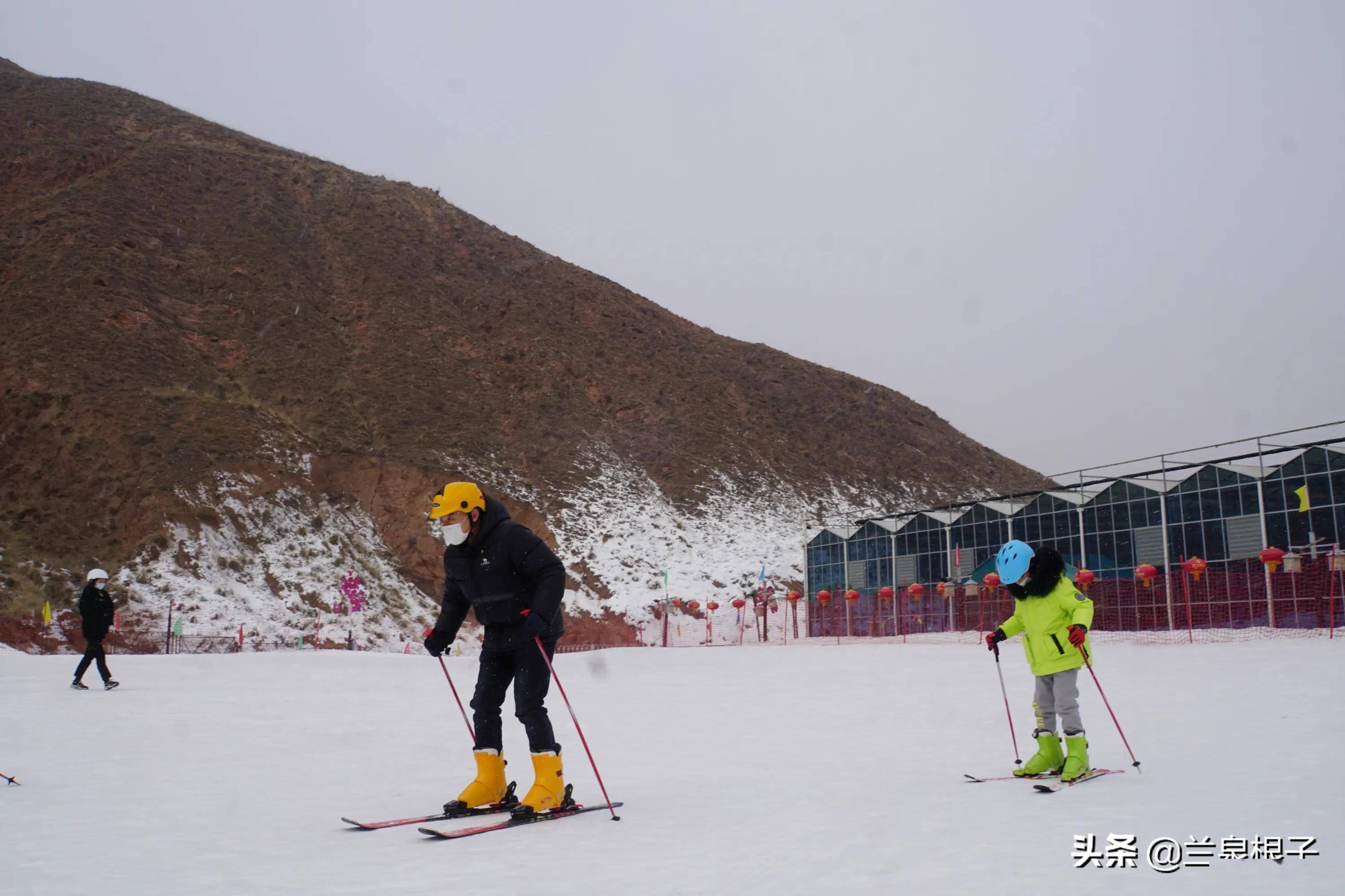 走进兰州银山七彩谷感受滑雪乐趣_天气_阿干镇_滑姿