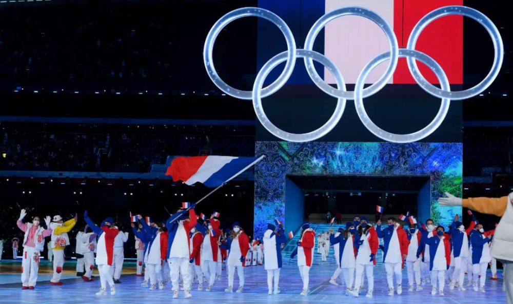 露露 冬奥会开幕式羽绒服火了!中国队安踏、加拿大露露乐蒙、 意大利阿玛尼……你中意哪一款?