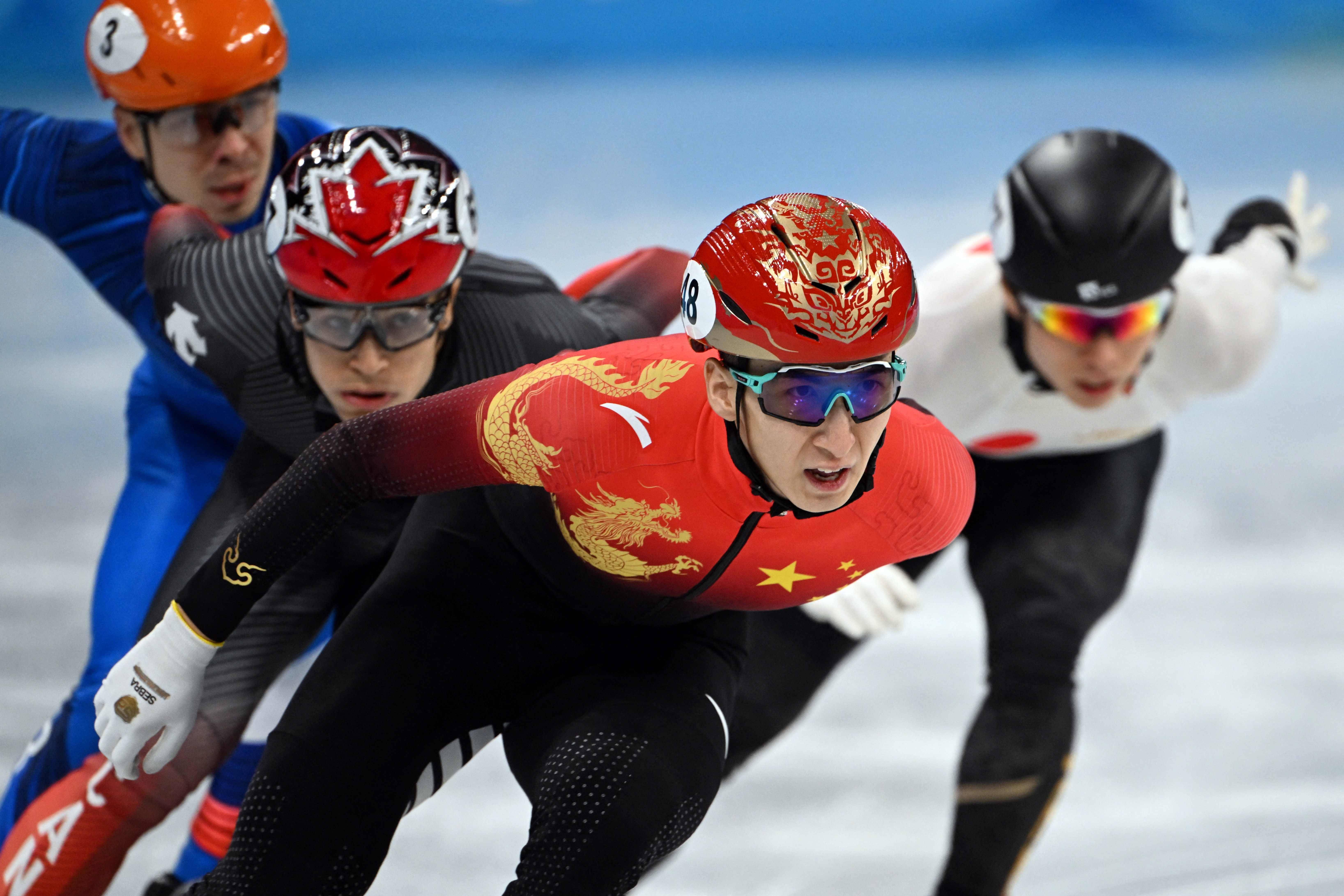 武大靖北京奥运会短道速滑男子1000米预赛,中国短道男队三位选手